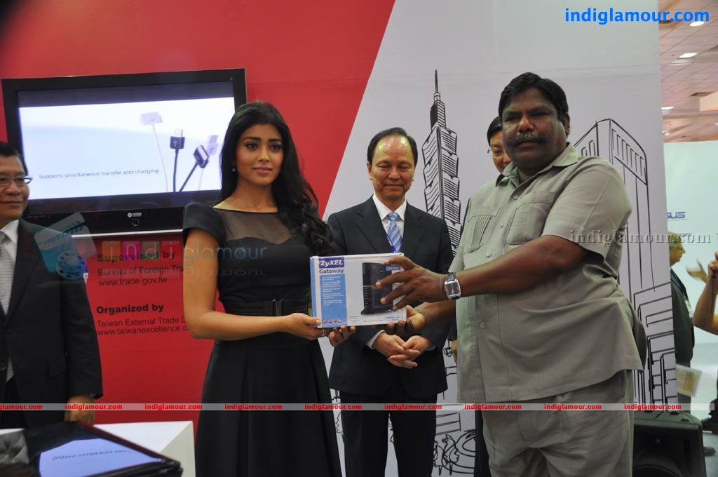 Shriya at EMMA Expo India 2011 Opening Ceremony Event hd photo