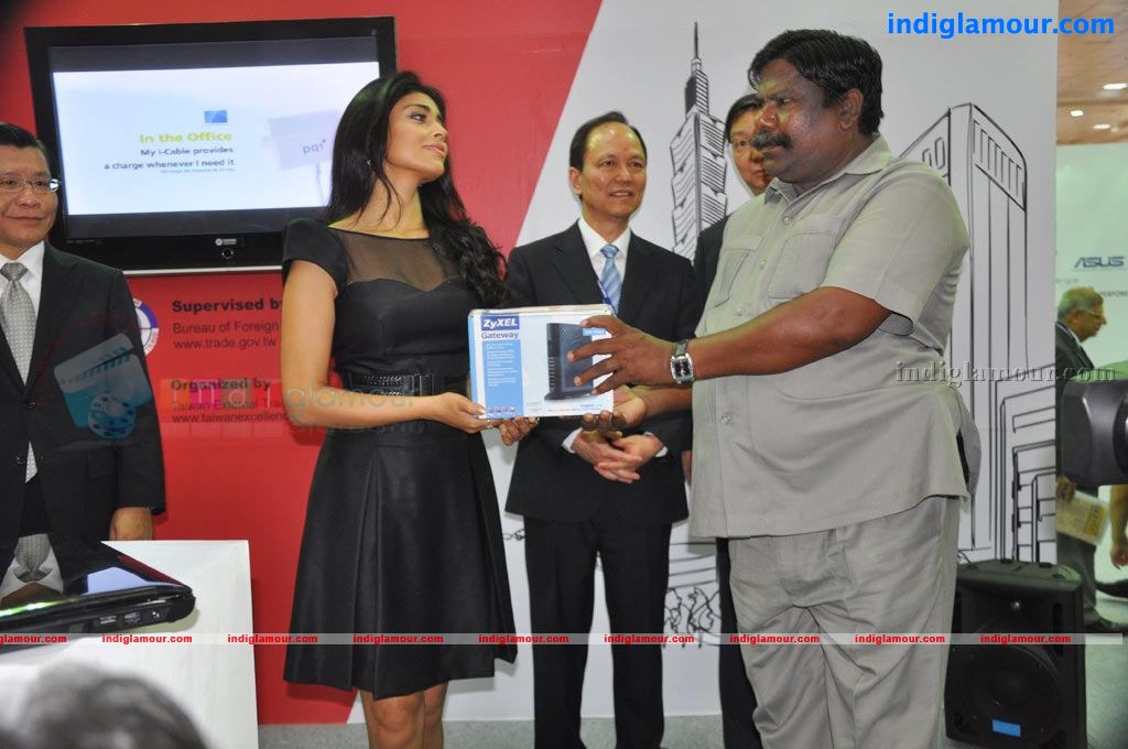 Shriya at EMMA Expo India 2011 Opening Ceremony Event hd photo