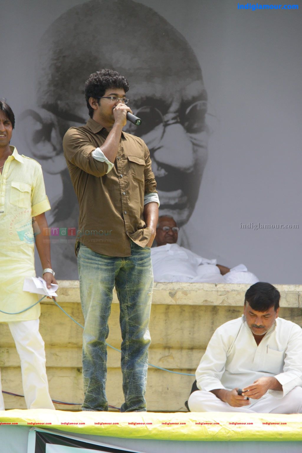 Vijay to Fast With Anna Hazare at Ramlila Event hd photo