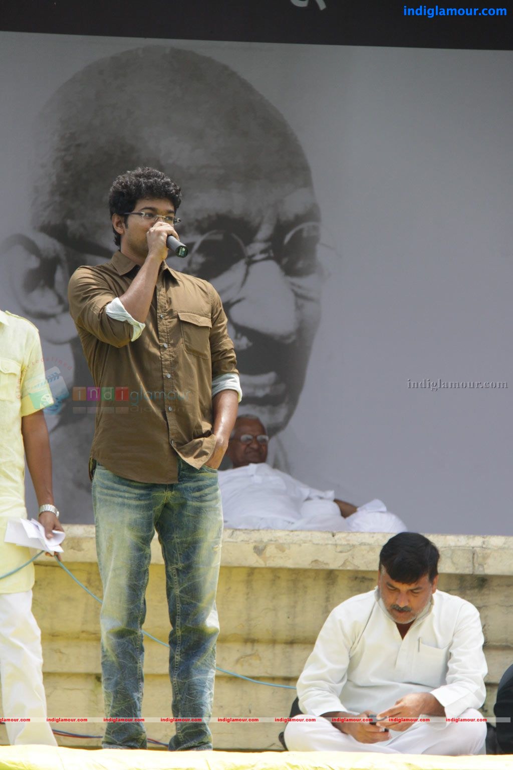 Vijay to Fast With Anna Hazare at Ramlila Event hd photo