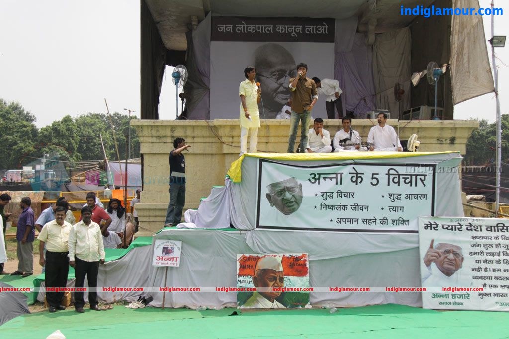Vijay to Fast With Anna Hazare at Ramlila Event hd photo