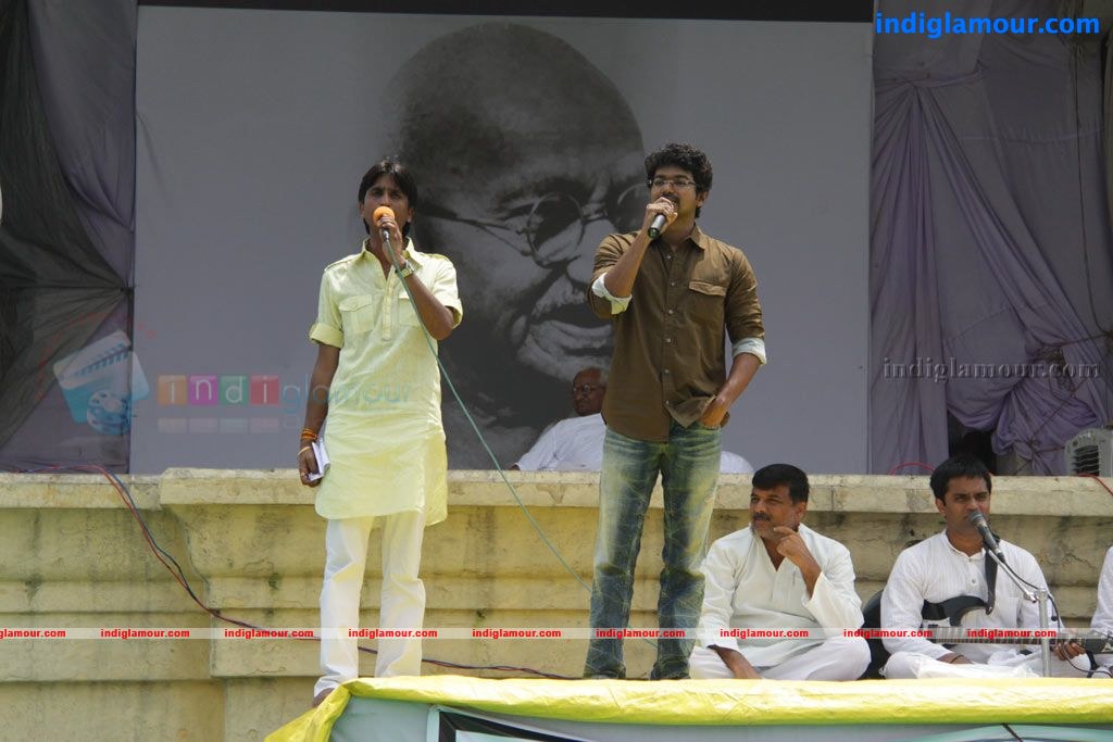 Vijay to Fast With Anna Hazare at Ramlila Event hd photo