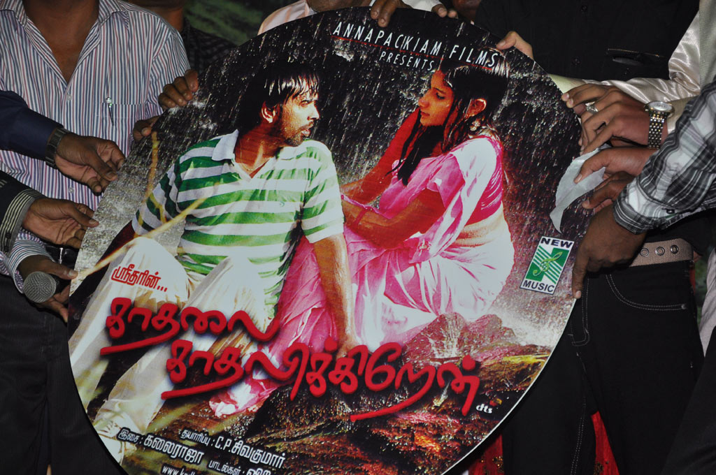 Kadhalai Kadhalikkiren Audio Launch Event hd photo