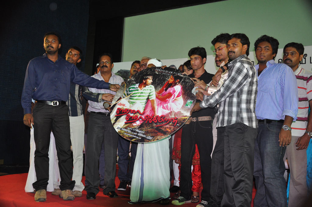 Kadhalai Kadhalikkiren Audio Launch Event hd photo