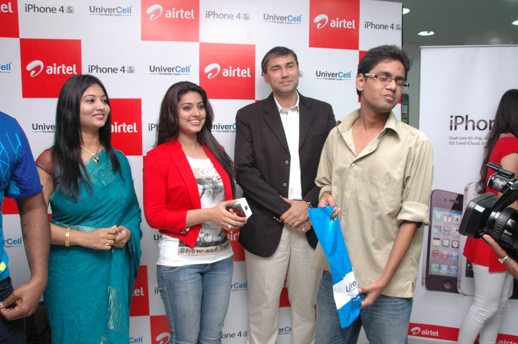 Sneha launches Iphone 4S Airtel Event hd photo