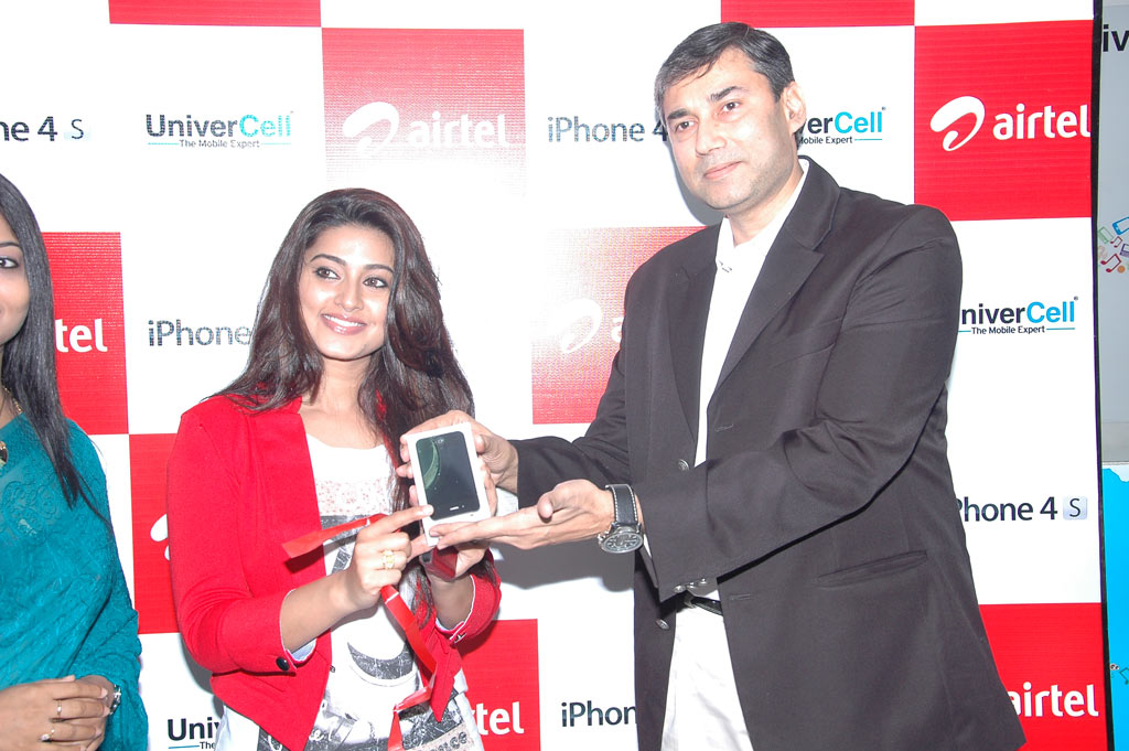 Sneha launches Iphone 4S Airtel Event hd photo