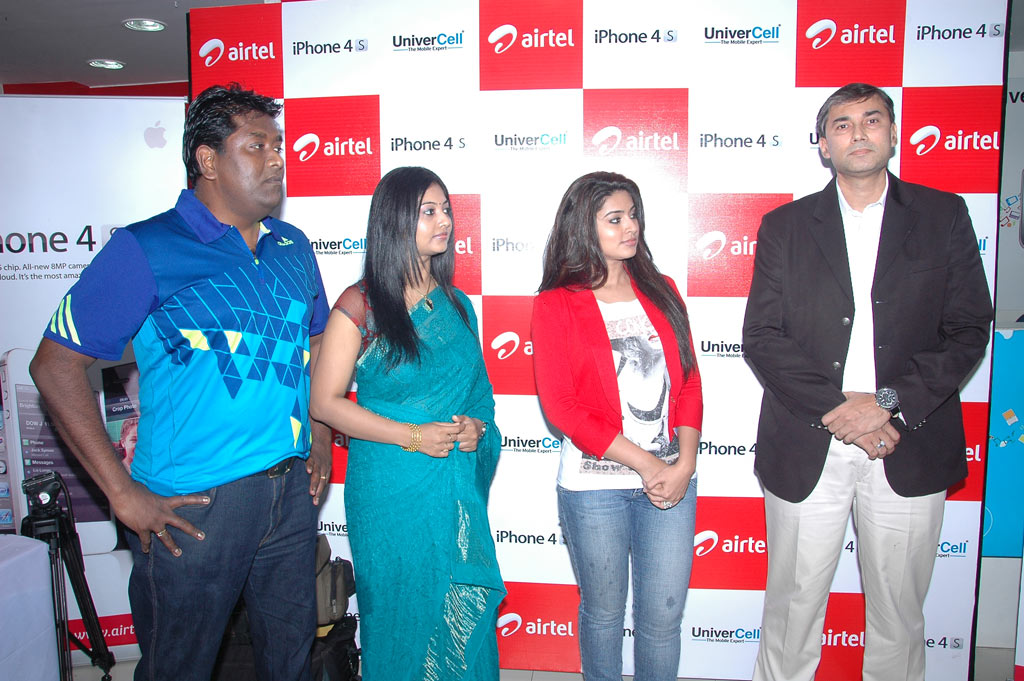 Sneha launches Iphone 4S Airtel Event hd photo