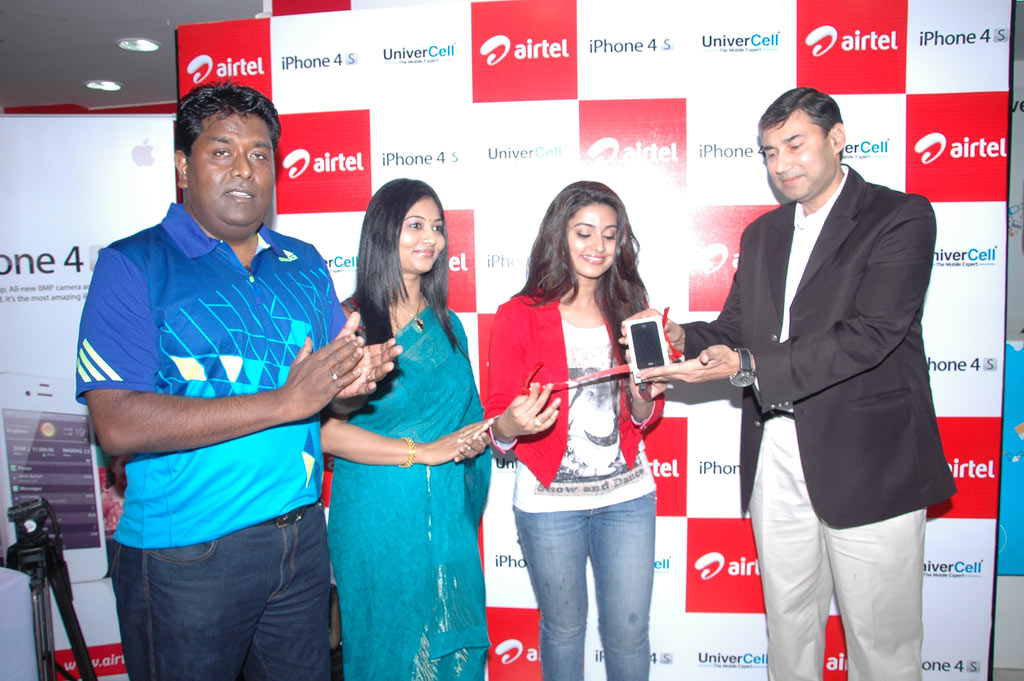Sneha launches Iphone 4S Airtel Event hd photo