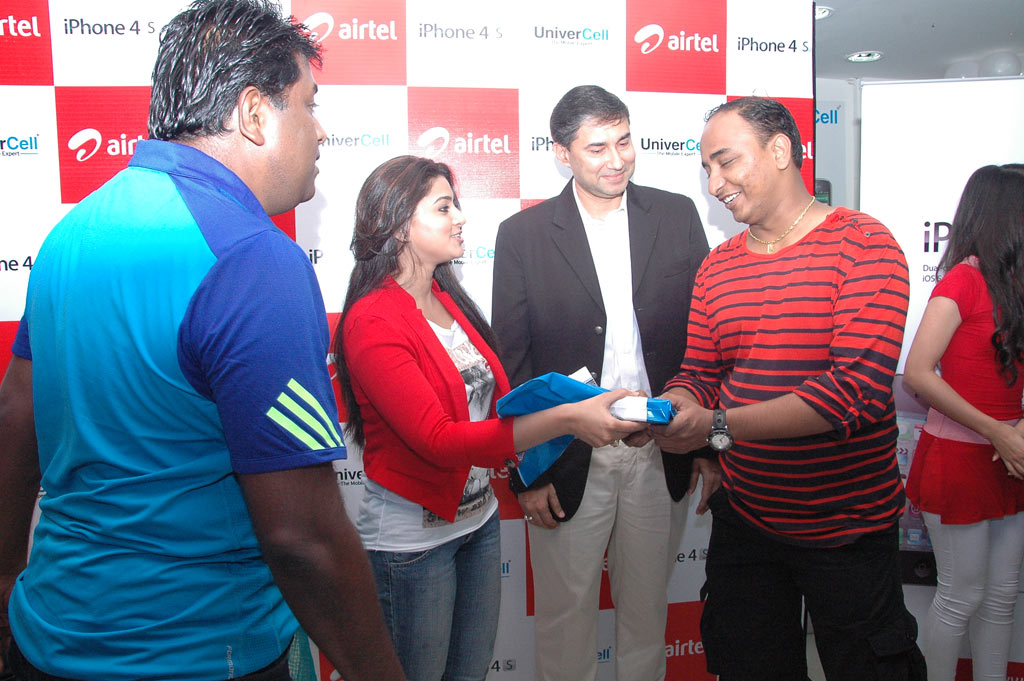 Sneha launches Iphone 4S Airtel Event hd photo
