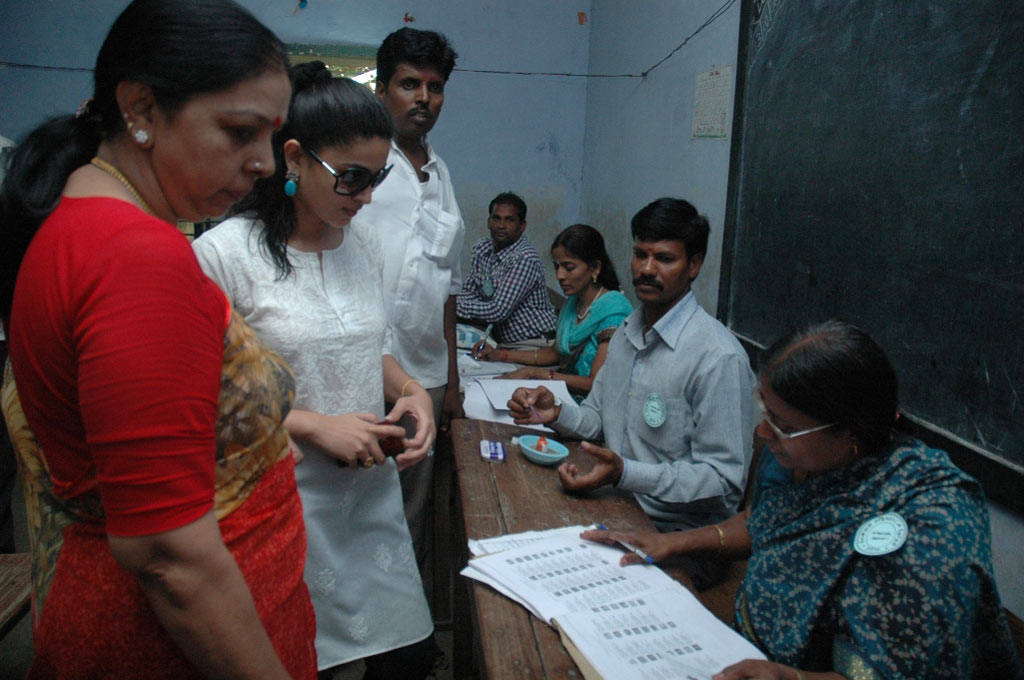 Kollywood Celebrities Cast Their Votes Event hd photo