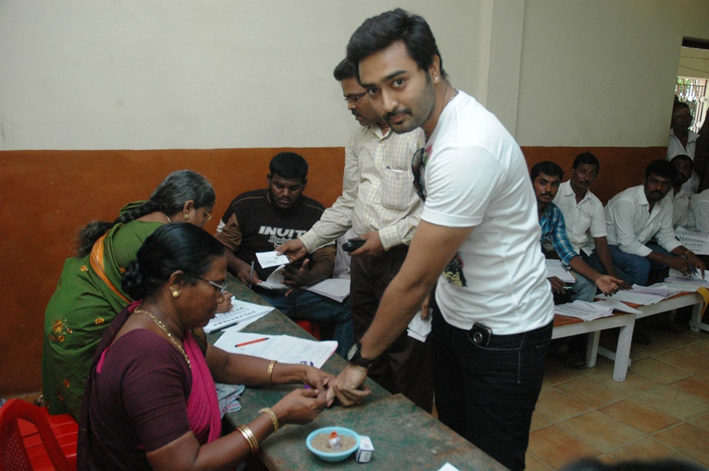 Kollywood Celebrities Cast Their Votes Event hd photo