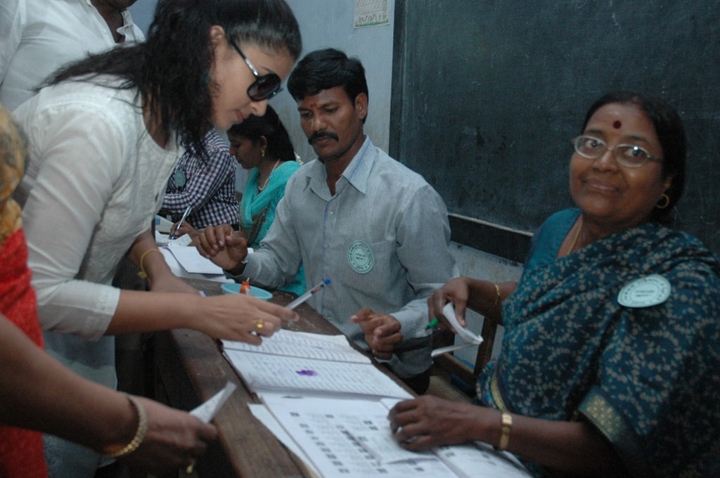 Kollywood Celebrities Cast Their Votes Event hd photo