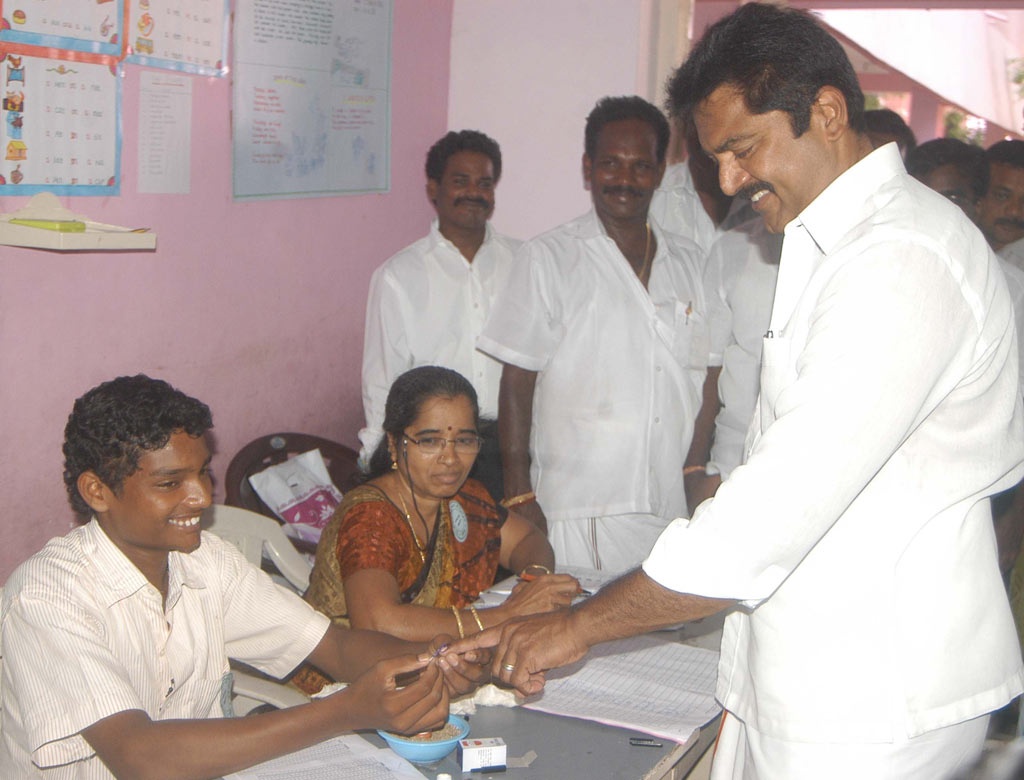 Kollywood Celebrities Cast Their Votes Event hd photo