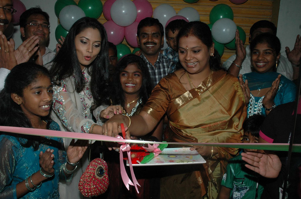 Pooja Launches 50th Green Trends Salon Event hd photo