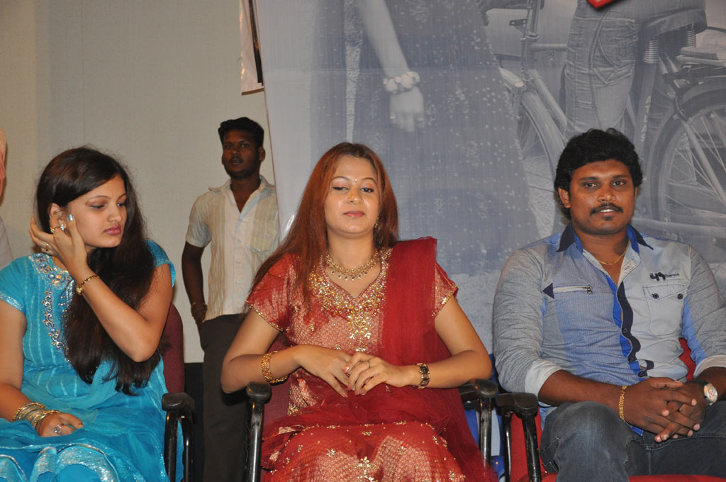 Unathu Vizhiyil Audio Launch Event hd photo