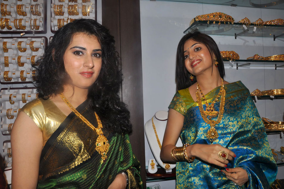 Archana And Poonam At CMR Shopping Mall Event hd photo