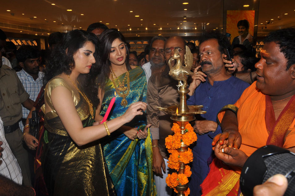 Archana And Poonam At CMR Shopping Mall Event hd photo