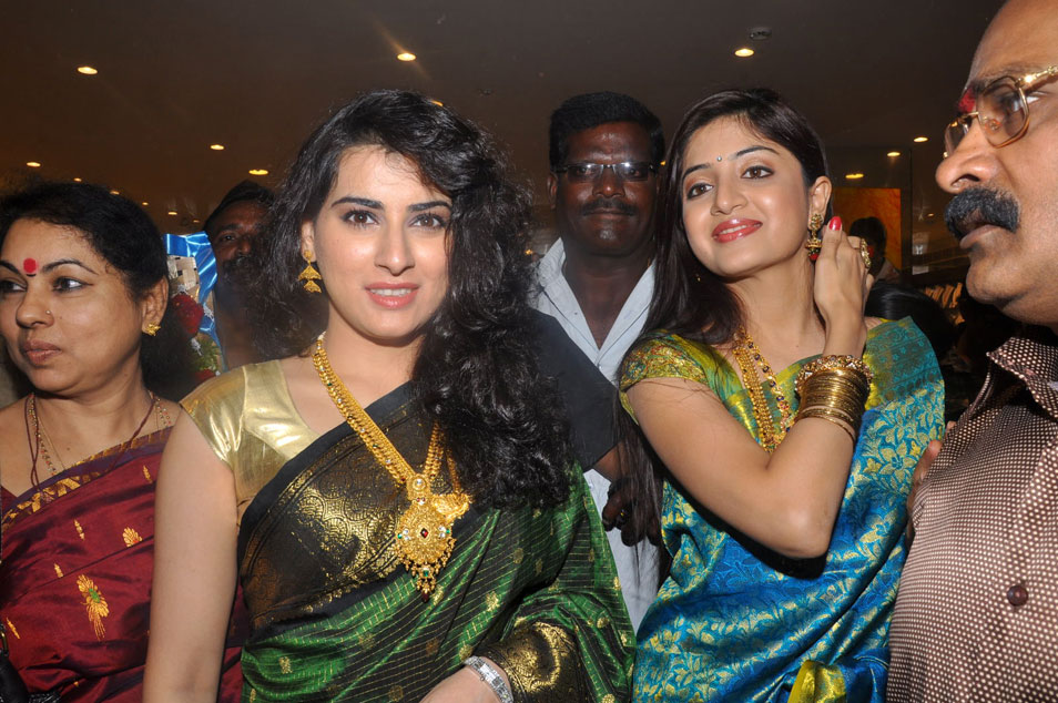 Archana And Poonam At CMR Shopping Mall Event hd photo
