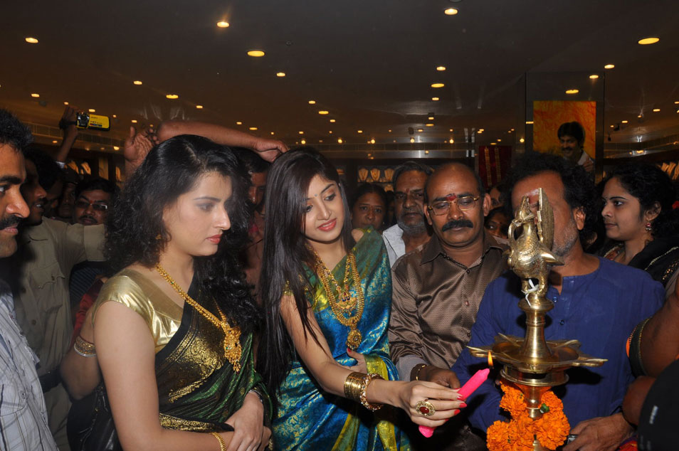 Archana And Poonam At CMR Shopping Mall Event hd photo