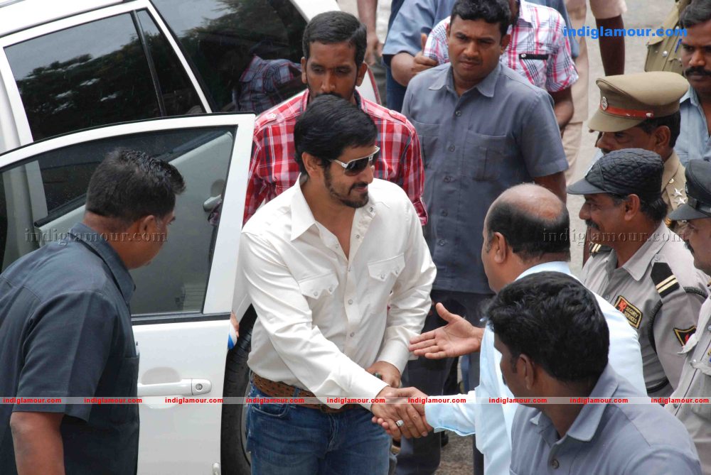 Vikram Press Meet And fans  Event hd photo