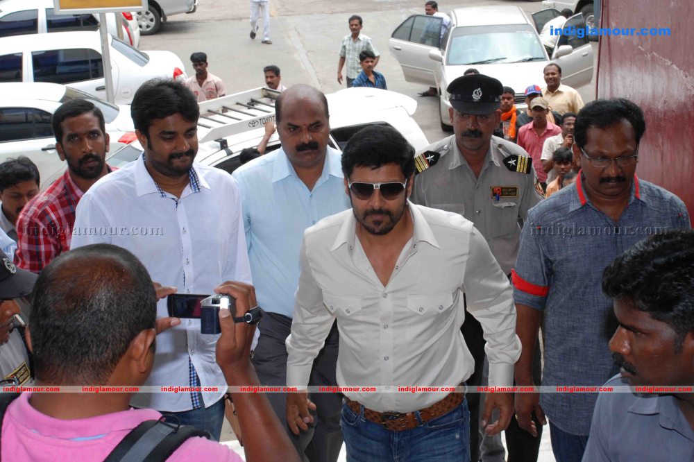 Vikram Press Meet And fans  Event hd photo