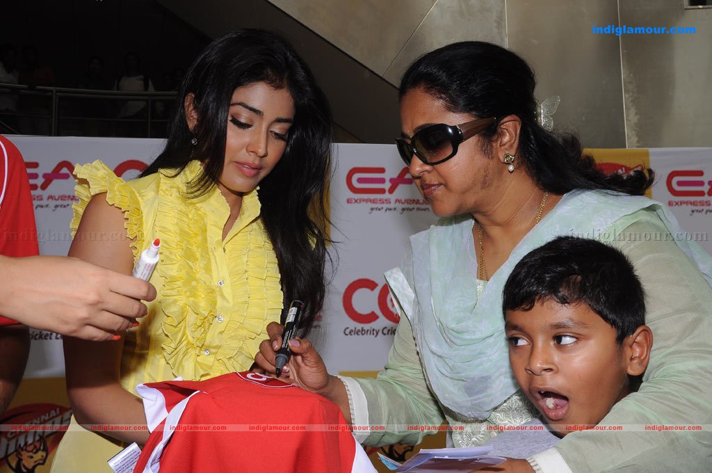 Shriya Saran at CCL Events Stills Event hd photo