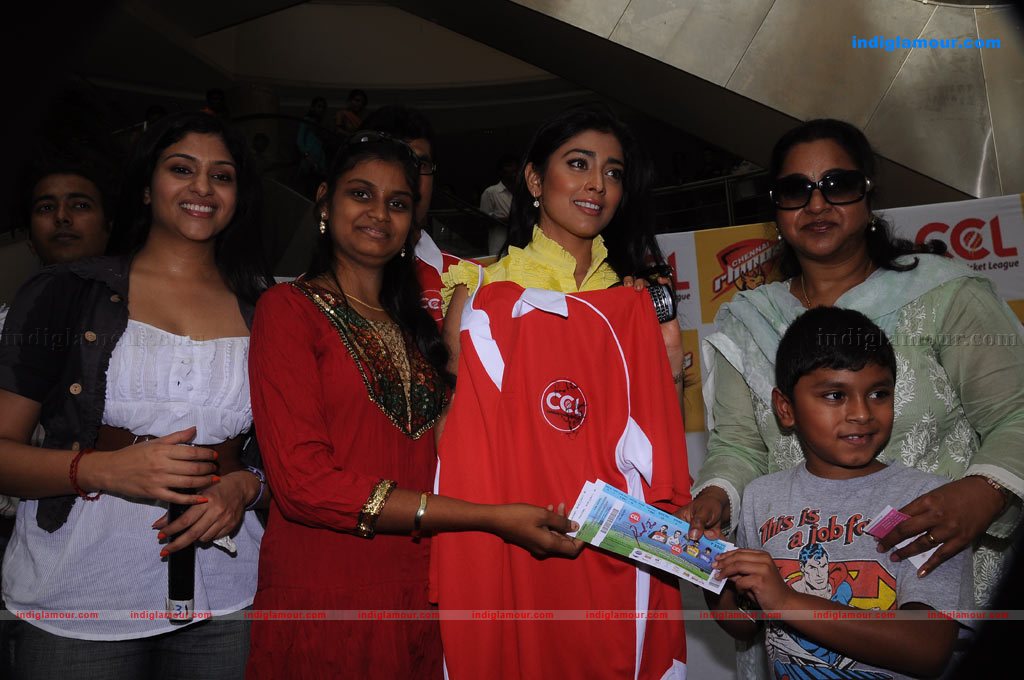 Shriya Saran at CCL Events Stills Event hd photo