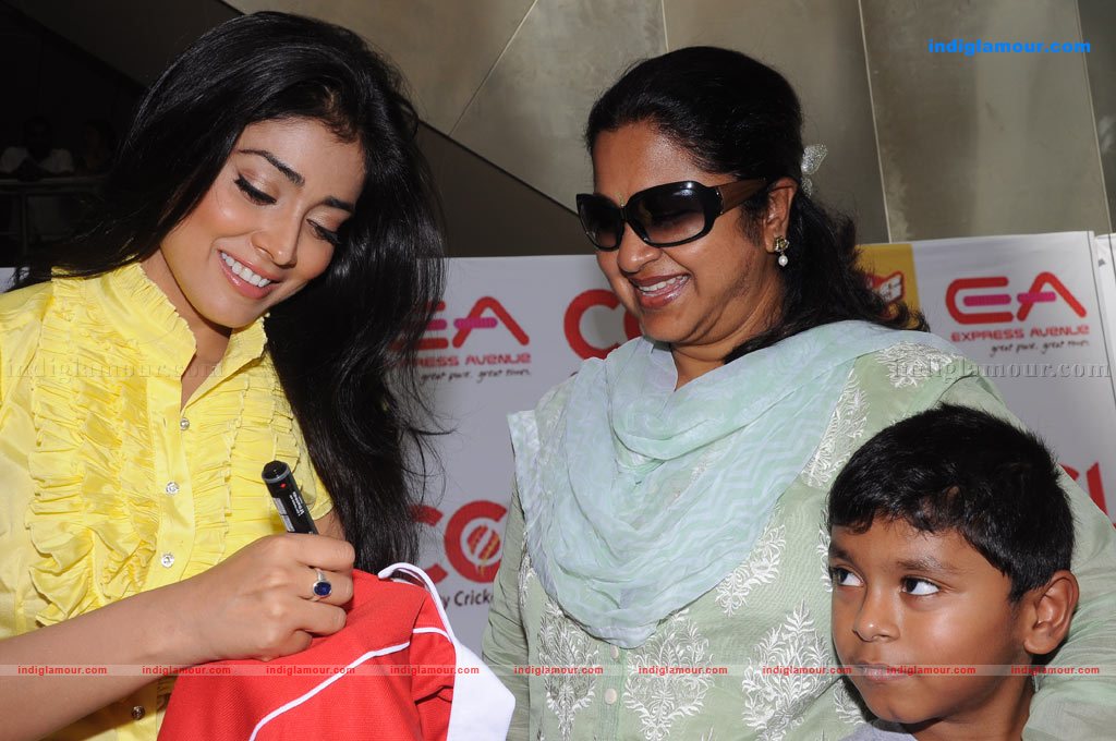Shriya Saran at CCL Events Stills Event hd photo