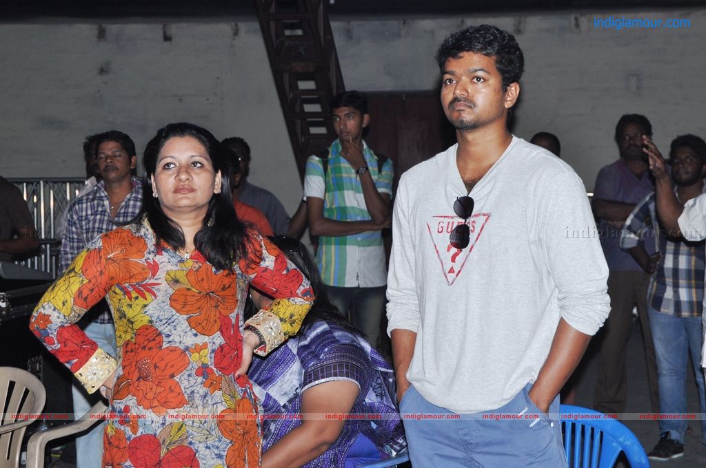 Vijay Visits Sattam Oru Iruttarai Shooting Spot Event hd photo