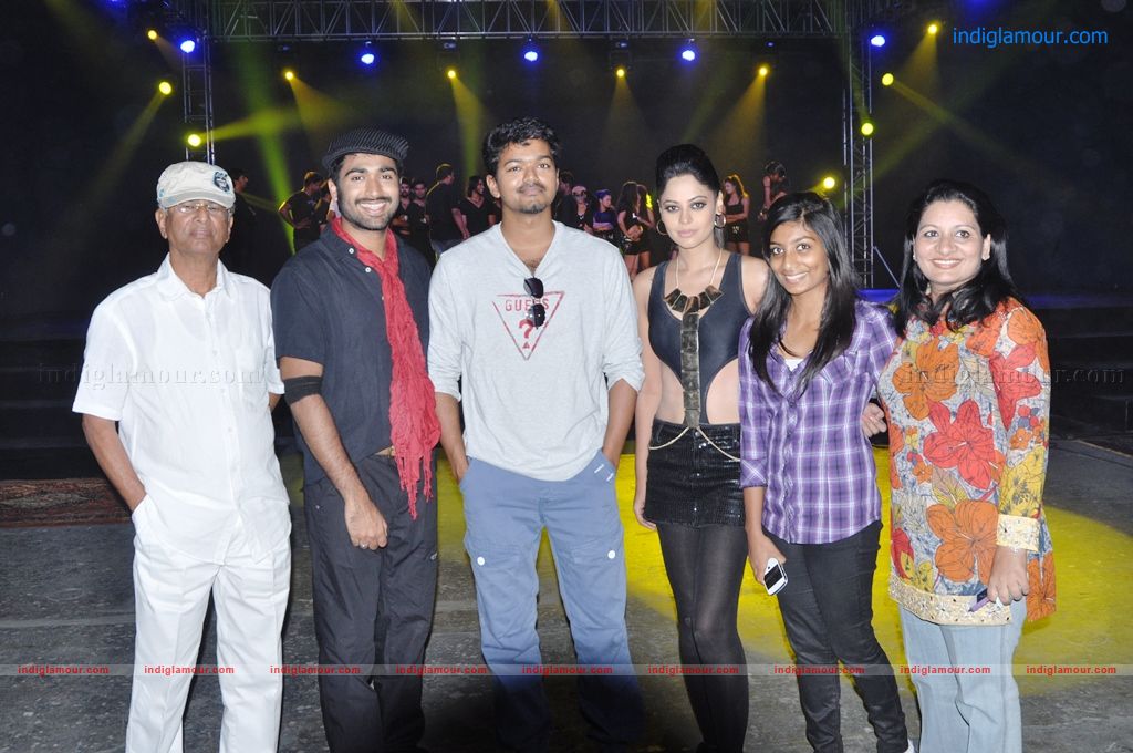 Vijay Visits Sattam Oru Iruttarai Shooting Spot Event hd photo