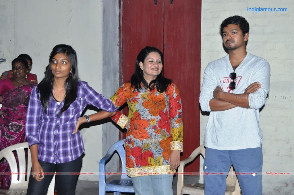 Vijay Visits Sattam Oru Iruttarai Shooting Spot Event hd photo