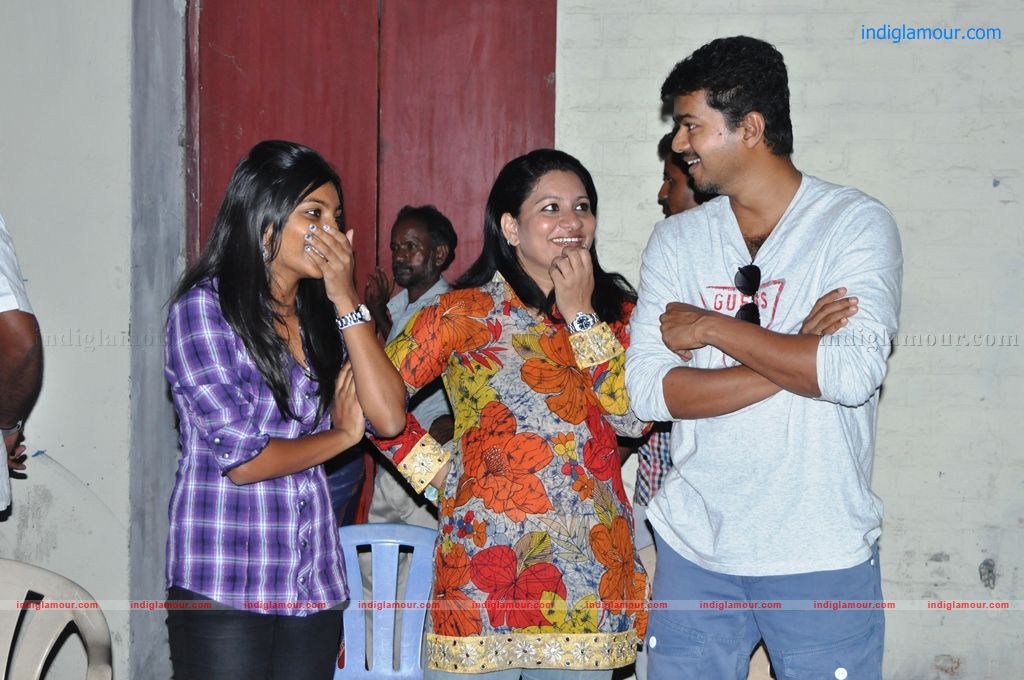 Vijay Visits Sattam Oru Iruttarai Shooting Spot Event hd photo