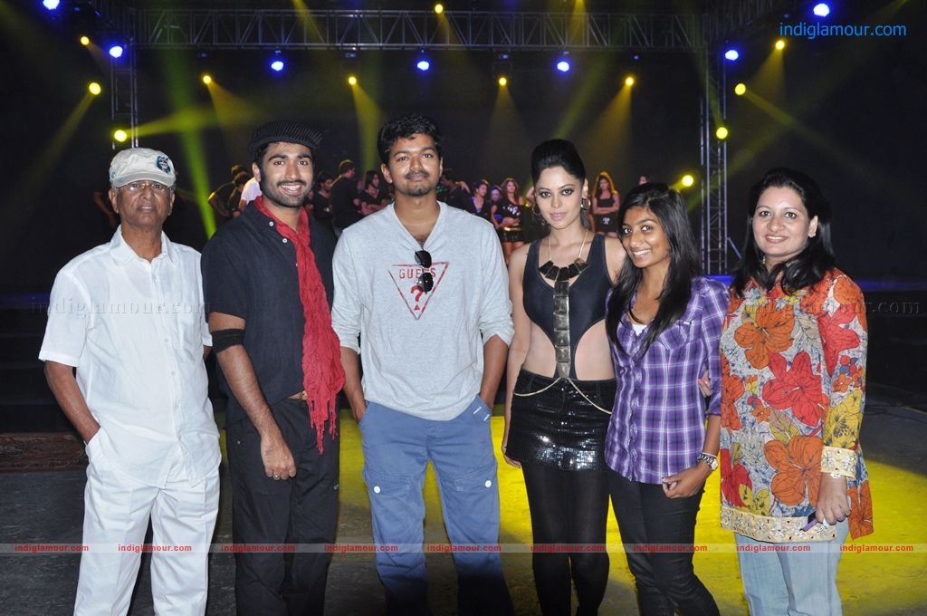 Vijay Visits Sattam Oru Iruttarai Shooting Spot Event hd photo