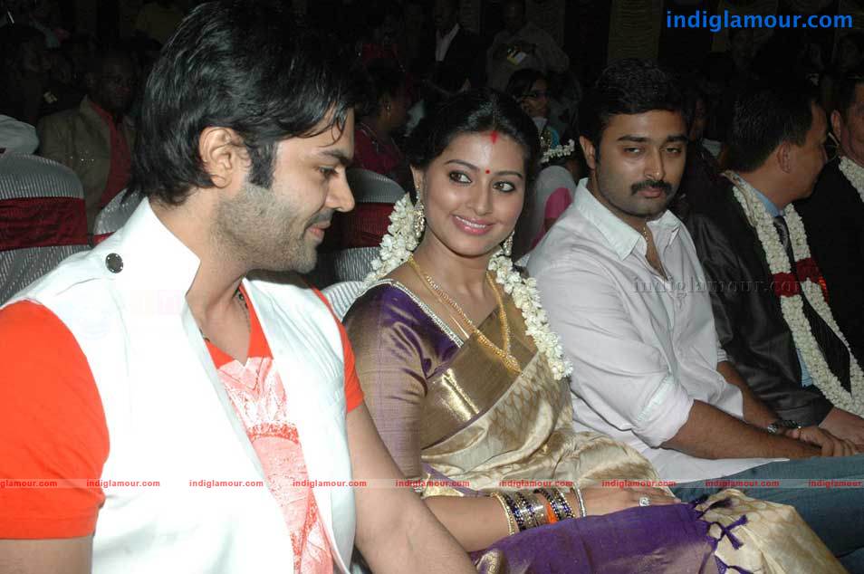 Sneha And Prasanna At Beacon Tour Stills Event hd photo