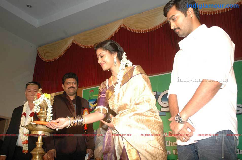 Sneha And Prasanna At Beacon Tour Stills Event hd photo
