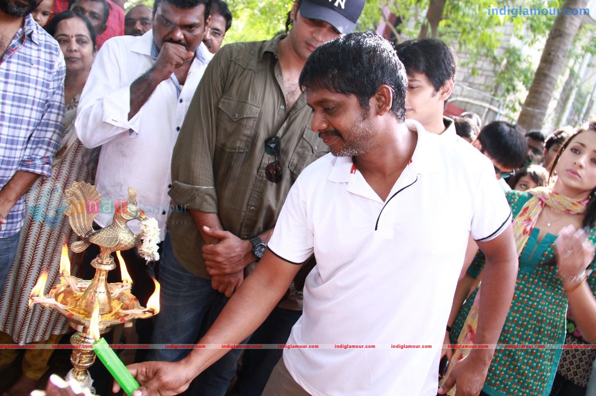 Endrendrum Punnagai Movie Launch Pooja Stills Event hd photo