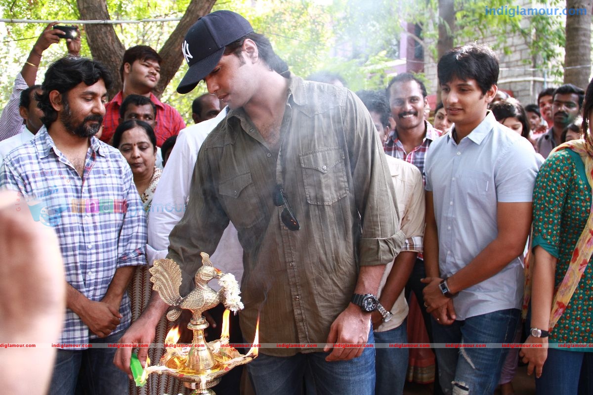 Endrendrum Punnagai Movie Launch Pooja Stills Event hd photo