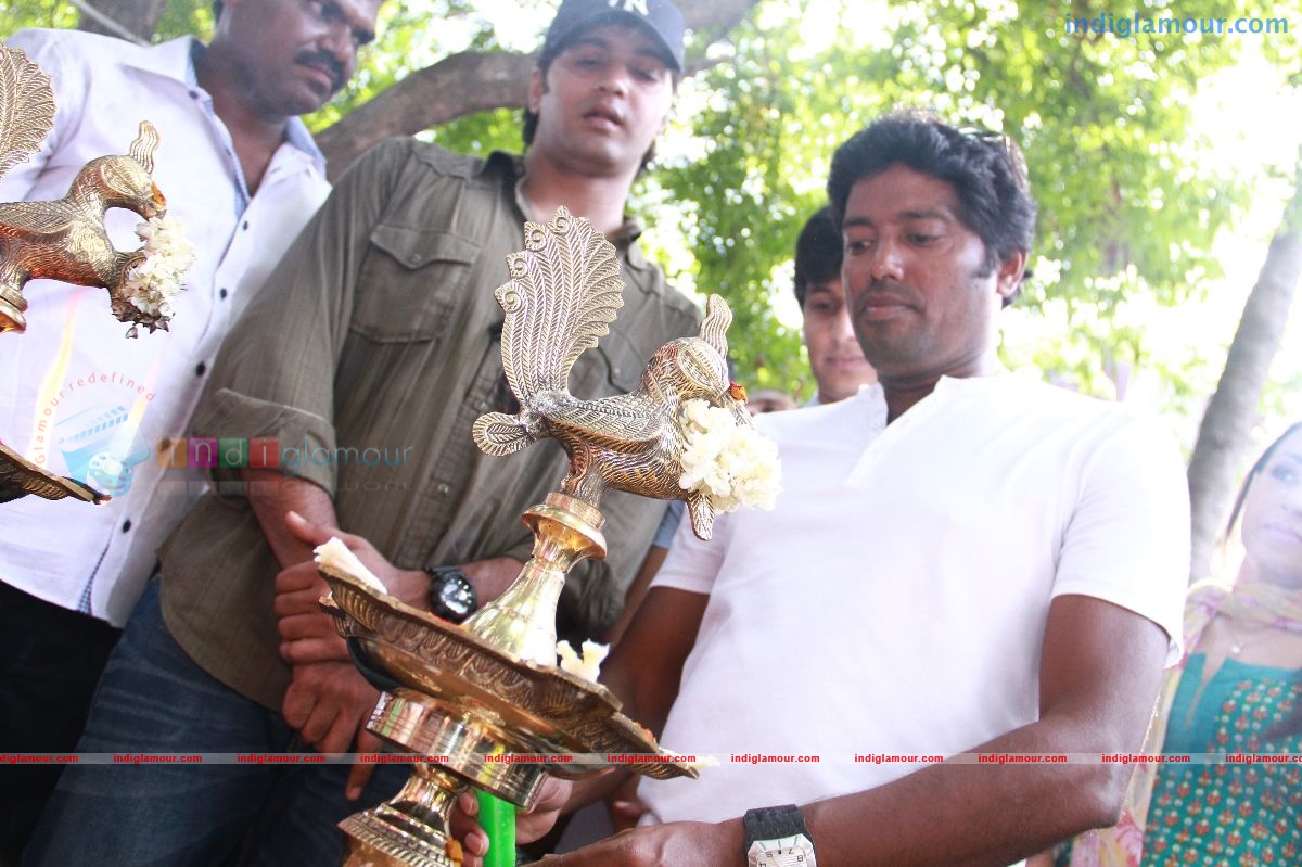 Endrendrum Punnagai Movie Launch Pooja Stills Event hd photo