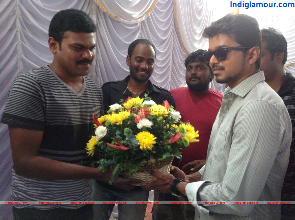 Endrendrum Punnagai Movie Team Wished Vijay Event hd photo