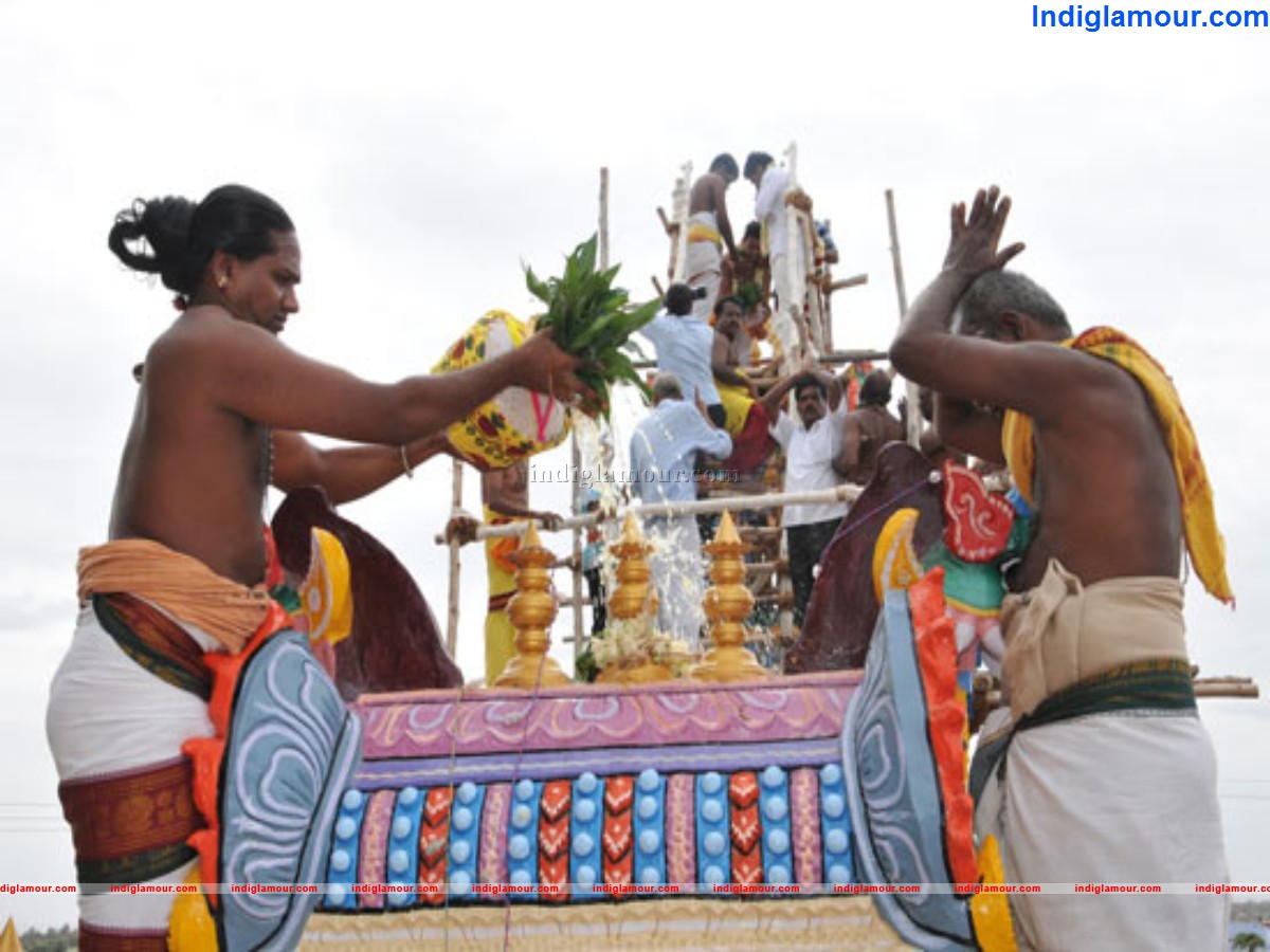 Sivakumar Suriya Karthi with Families at their Village Temple Kumbabishekam Event hd photo