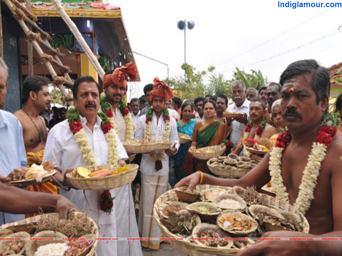 Sivakumar Suriya Karthi with Families at their Village Temple Kumbabishekam Event hd photo