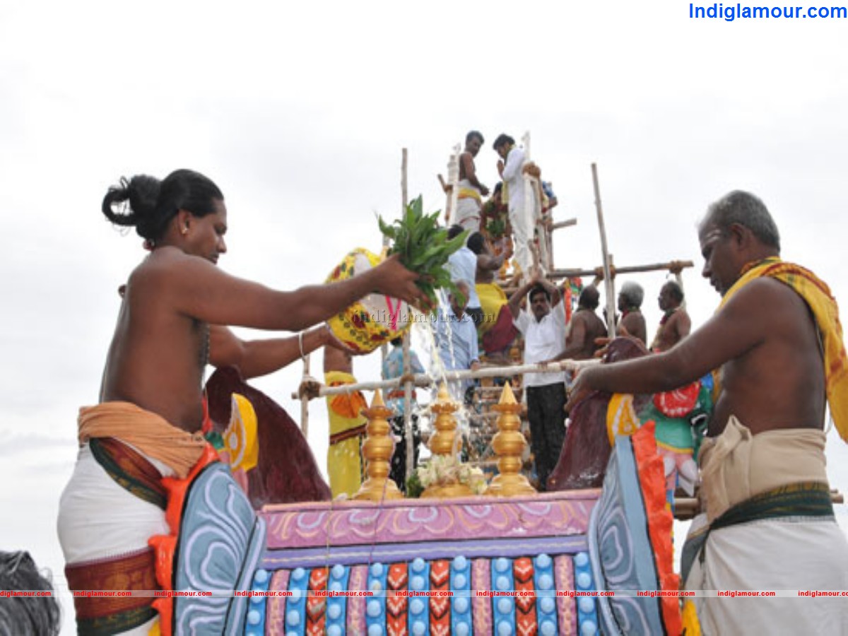 Sivakumar Suriya Karthi with Families at their Village Temple Kumbabishekam Event hd photo