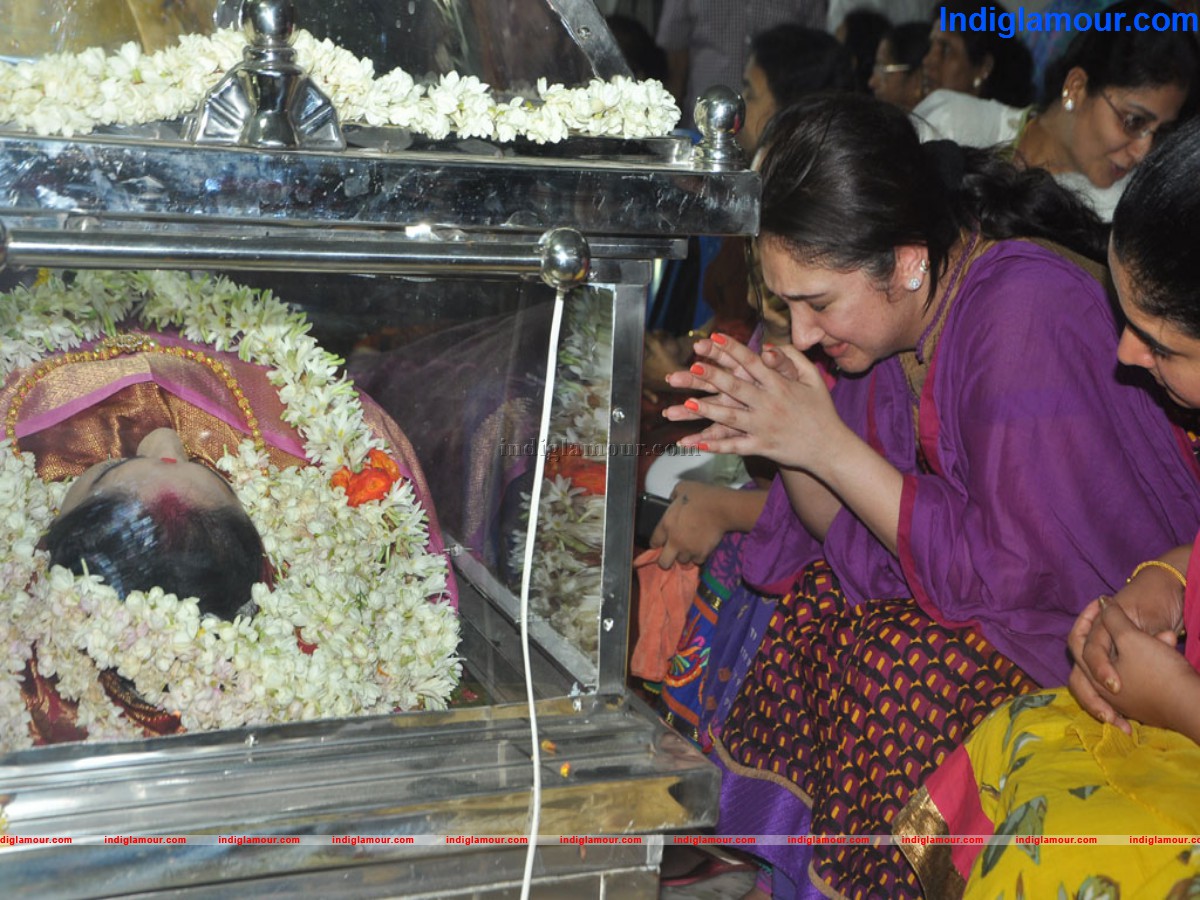 Celebrities Pay Last Respects to Manjula Vijayakumar Event hd photo