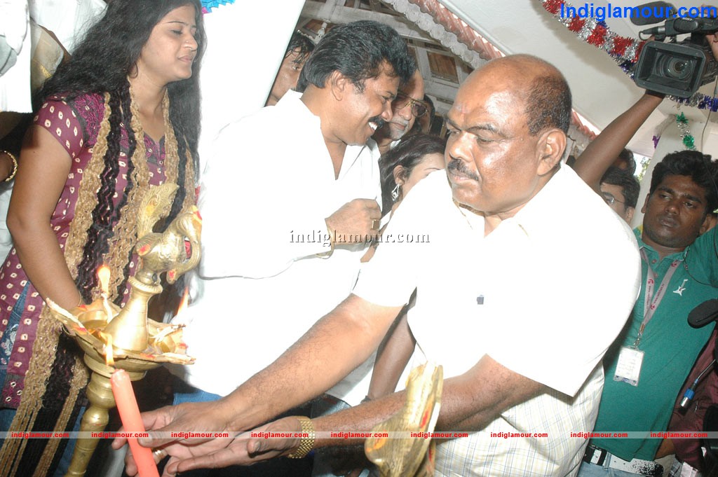 Mandhira Vizhigal Movie Launch Event hd photo