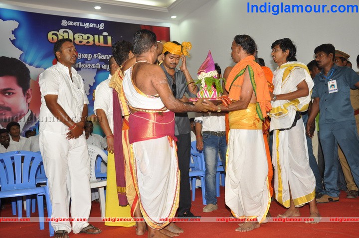 Vijay Solemnises 11 Weddings Event hd photo