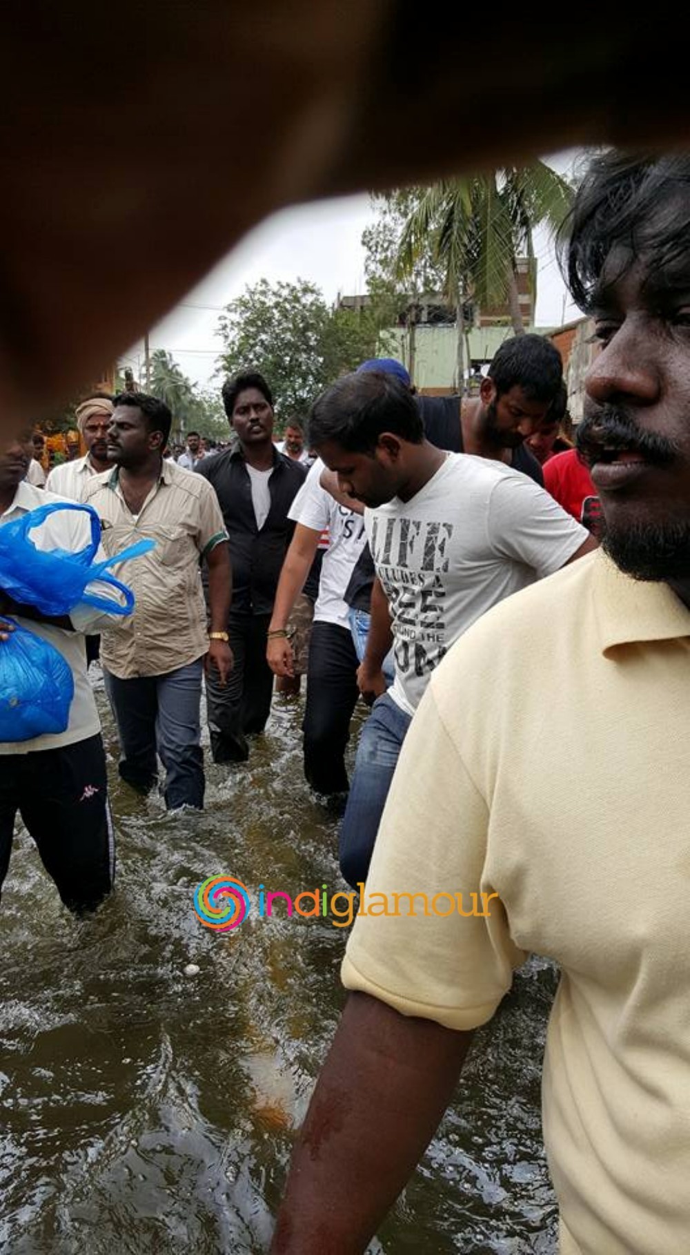 Hero Vishal Krishna Supplying Food Packets and Water Event hd photo