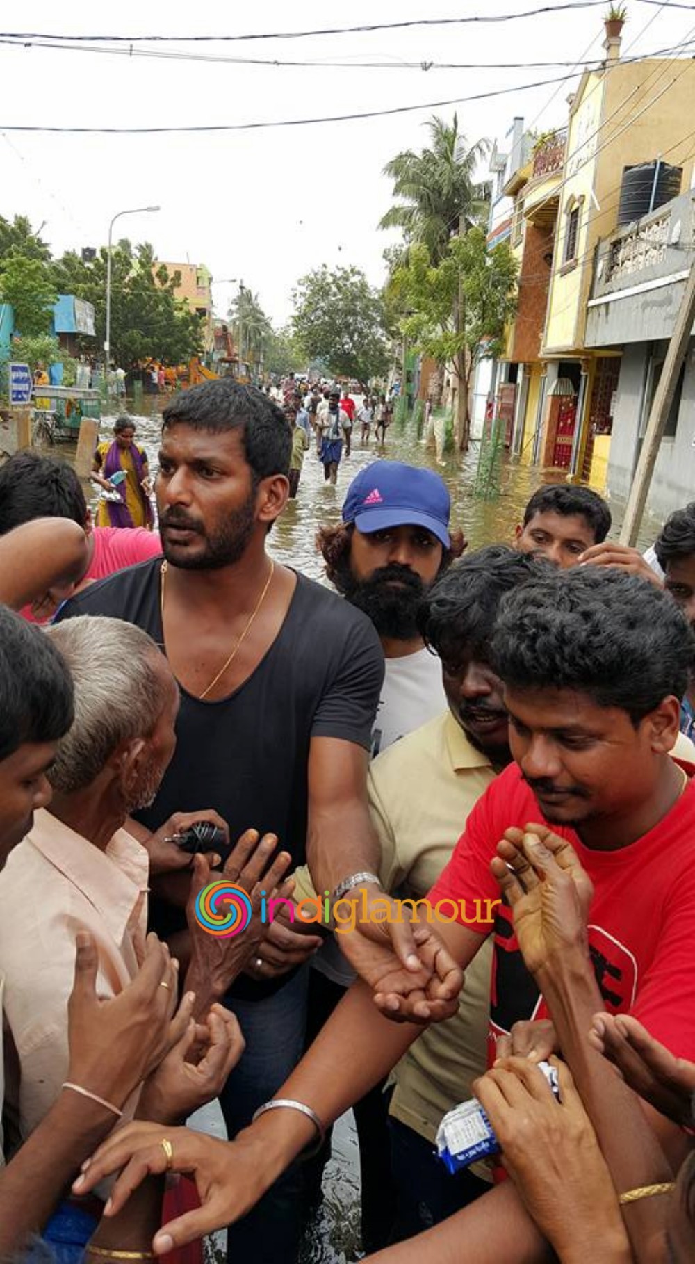 Hero Vishal Krishna Supplying Food Packets and Water Event hd photo