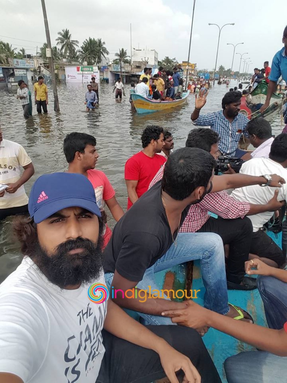 Hero Vishal Krishna Supplying Food Packets and Water Event hd photo