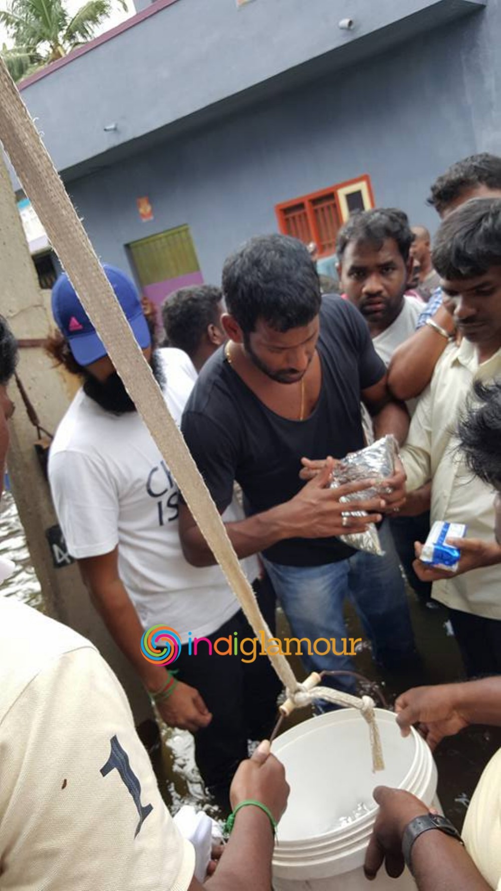 Hero Vishal Krishna Supplying Food Packets and Water Event hd photo