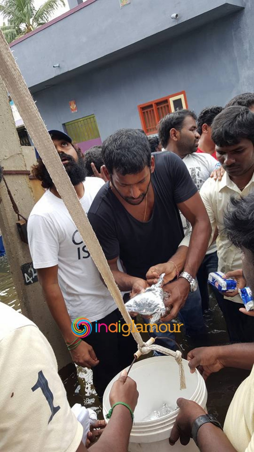 Hero Vishal Krishna Supplying Food Packets and Water Event hd photo